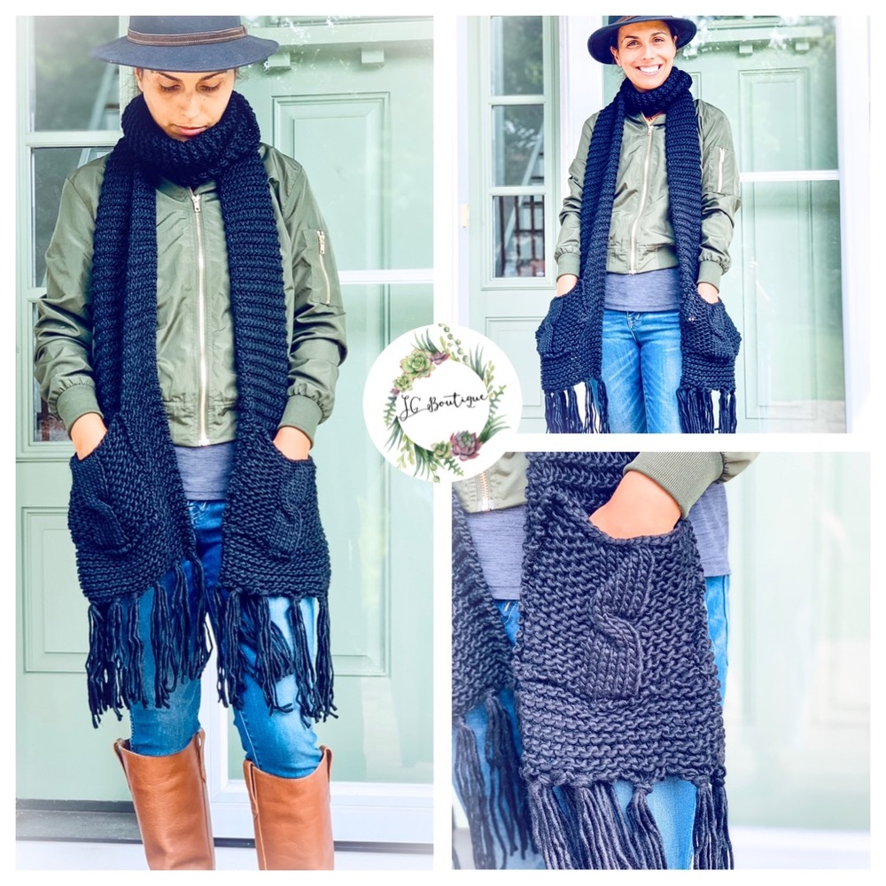 💰SOLD Chunky oversized two pocket tassel scarf.